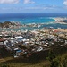 Sentry Hill (340m): Blick vom allerhöchsten Punkt nach Westen auf den Ort Cole Bay, die Bucht Simpson Bay und den Flughafen Sint Maartens und dahinter der französischen Halbinsel Terres Basses..