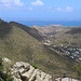 Sentry Hill (340m): Aussicht im Zoom voerbei am Concordia Hill zur britischen, sehr flachen und trockenen Nachbarinsel Anguilla.