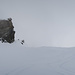 im Nebel geht es nun am Vorgipfel vorbei die Steilhänge hinauf zum Piz Turba