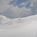 Rückblick, rechts hinten in Richtung Piz Turba hat es immer noch dicke, schwarze Wolken. 