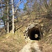 Links vom Tunnel führt eine Spur auf den Grat