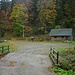 An der Klausenhütte ("Kluse") beginnt der nächste Waldweg (links im Bild).