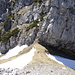 beide Berge sind durch eine grasige Scharte getrennt; der Übergang erfolgt über den Felsriegel beim zweiten Schneefels von links(II); zwischen der Latschenunterbrechung geht's durch