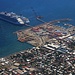 Luftaufnahme von der Hauptstadt Sankt Kitts und Nevis. Die Stadt hat 13000 Einwohner und wenn Kreuzfahrtschiffe anlegen sind diese mit Abstand die grössten „Häuser“ des kleinen Landes.
