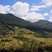Aussicht vom Monkey Hill, einer Kuppe des Brimstone Hills, auf das Kulturland unterhalb des links auf dem Foto zu sehenden Kraterrandes vom Mount Liamuiga. Rechts weiter entfernt ist der unzugängliche, auch von Vulkanolgen wenig erforschte Central Range dessen höchster Vulkan der Verchild's Mountain (960m) ist.