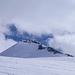 Der Similaun mit seinem Gipfelaufbau erscheint. Das Skidepot ist dort, wo der Westgrat beginnt (Zoom).