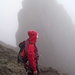 Matt vor der In Pinn. Der Einstieg ist rechts ausserhalb des Bildes. Der Aufstieg geht dann auf der rechten Seite. Links wird dann abgeseilt.