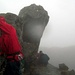 Abseilvorbereitungen auf dem Gipfel der In Pinn. Hinten, im Nebel, sieht man den Gipfel von Sgurr Dearg nur wenige Meter tiefer.