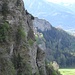 Blick der Felswand entlang zu Schloss Ortenstein