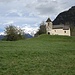 Die Kapelle Sogn Luregn liegt einsam auf einem Hügel