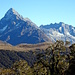 Blick zurück vom MacKellar-Saddle auf den imposanten Mount Christina (2474m) und die Darran Mountains.
