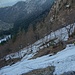 Bockharter Schnee, Ausrutschen tabu. Hier haben die meisten die Ski getragen. Es ist deutlich steiler als es aussieht und links lauern die Abbrüche (auf dem vorherigen Bild zu sehen).