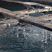 Erstarrter Brunnen nach frostiger Nacht. 