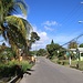 Unterwegs in Swetes (60m), einem typischen Dorf im Innern der Insel. Die Strassen und Dörfer auf Antigua sind sauber und das Leben macht wie noch zur Zeit, als Antigua und Barbuda eine Kolonie, einen sehr britischen Eindruck. 