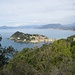 Kurz vor dem Aussichtspunkt Manara. Wir schauen zurück nach Sestri Levante, ganz hinten links befindet sich Portofino.