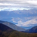 Der Blick nach Südosten reicht bis zum ca. 100km entfernten Tapuae-O-Ueneku (2885m), dem höchsten Berg Neuseelands außerhalb der Südalpen.<br />