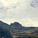 Poncione Rosso, 2505.2 m<br /><br />Künstlerischer, kühner Gipfel (so wird er von Ernst Attinger in 'Die Alpen 1937' bezeichnet, mit der Ergänzung, dass seine Besteigung einen langen, mühsamen Anmarsch aus dem Talgrund bedinge, der aber dank der Originalität und der aussergewöhnlichen Schönheit des zu durchwandernden Gebietes kurzweilig sei). Er beherrscht die drei Täler Valle Pincascia, Val d'Iragna und Val di Lodrino.<br /><br />(Clubführer, Tessiner Alpen 2)