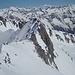 Der Grat zur Napfspitze ist mit mit Skier auf dem Rücken und Tourenskistiefeln zu ausgesetzt!