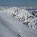 Nestspitze im Zoom; der Übergang zum Lange Wand Kar kann von hier nicht eingesehen werden, eine Beschreibung gibt es in Skitourenführern nicht. Hinter der Nestspitze in der Ferne die Loferer Steinberge, weiter rechts Berchtesgadener Alpen