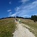 Die Stimmung steigt kurz vor der Stoißeralm wieder an, die Begehung des Kammes zum Teisenberg hat etwas an der Motivation gezerrt durch das stetige Auf und Ab.