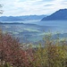 Nach gut einer Stunde Wanderung kommen wir zu einem Aussichtpunkt mit Ruhebank und Tisch und genießen einen noch etwas vernebelten Blick Richtung Piding und die Salzkammergutberge, rechts der Ansatz zum Hochstaufen mit dem Fuderheustein.