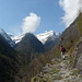 Il largo sentiero che risale il lato orografico sinistro della Val d'Ambra