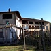 <b>Casa colonica a Pura.<br />Dalla Chiesa di San Bernardino da Siena di Ponte Tresa imbocco Via Purasca, quindi Via ai Ronchi e Via Mistorni. Dalla Cappella dei Mistorni la strada spiana e fino a Pura (392 m) non ci sono più strappi.</b>