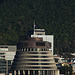 Sitz des Neuseeländischen Parlaments, Beehive (Bienenstock) genannt. Die Flagge weht immer noch auf halbmast.