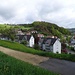 Niederdorf. Oberhalb des Dorfteils Mettlen liegt die bewaldete Kuppe des Samstighäldelis. Hier sollen 1956 Mauerreste der Burg der Onoldswiler Herren gefunden worden sein.