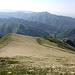 <b>Alpe Piana (1411 m)</b>. È l’ambiente dell’<b>allodola</b> (Alauda arvensis), che si libra sul pascolo emettendo un [http://www.scricciolo.com/eurosongs/Alauda.arvensis.wav  melodioso canto]. 