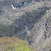 da Sonlerto, la parete rocciosa della "Via delle tacche" e della "Via della cascatella" (questa visibile in alto a sinistra)