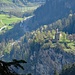 Die Burg Hohenrätien auf einem hohen Felssporn über dem Hinterrhein
