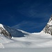 Links ist der riesige Gletscherausbruch gut zu sehen. Die Aufstiegsroute führt einigermassen weit rechts davon zum Adlerpass hoch.