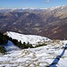 auch eine Etage unter des Gipfelkreuz' Schatten werden wir noch durch Schnee hindurch wandern;
im Hintergrund die [http://www.hikr.org/tour/post141146.html vor zehn Tagen] überschrittenen Gipfel