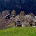 die  alten Hütten vom Weiler Derfji, unterhalb von Embd