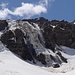 Beeindruckender Eis- und Wasserfall auf ca. 2650 m. Ich fuhr links davon recht steil ab.