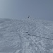 Die letzten Meter hoch zum Gipfel sind steil, der Schnee ist aber griffig und somit kein Problem, aufpassen muss man aber trotzdem.