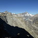Aussicht vom Vordre Zinggestock über den Unteraargletscher zu Lauteraar- und Schreckhorn sowie Bärglistock (rechts) und Fiescher- und Finsteraarhörner sowie Oberarrhorn (links)
