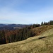 ... zur Hochfläche - mit Blauen im Hintergrund, dem erstmals annotierten Milchberg sowie dem Bertholdsbrunnen ...