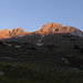 Erste Sonnenstrahlen an den Pointes de Sur Combe und der Gummfluh hoch über die noch im Schatten liegende Sunnig Gumm