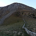 Der weitere Weg vom Col de Jable: der Mauer entlang, gerade hinauf und unter den Felsen nach rechts auf den NW-Grat
