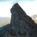 Blick zurück zur Basset de l'Arole, darüber die Graskuppe ca. 2210m: der Abstieg erfolgt ungefähr an der Grenze zwischen Gras und Felsen