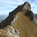 Aussicht vom 2. grossen Gendarm über den oberen SW-Grat (mit leichten Kletterpassagen) zum Furggespitz