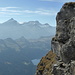 Tiefblick vom Furggespitz zum Arnesee, darüber von rechts La Palette, Seeberghore und Stüdelistand, am Horizont von rechts Tête Ronde, Les Diablerets und Oldehore