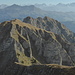 Der weitere Routenverlauf vom Furggenspitz: vorne das 1. Staldehore, dahinter die drei Saanehäubchen der Staldeflühe, darüber links Giferspitz und Louwenehore, am Horizont von rechts Altels-Balmhorn bis Eiger