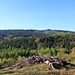 Blick von der nördlichen Talkante über die flache Talmulde Míšeňská dolina/Míšeňský důl (Meissengrund) zum Konopáč (Hanfkuchen)
