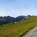 zuerst geht es auf der gekiesten Alpstrasse mit etwas Höhenverlust hinunter zur Alp Sigel