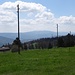 Im Abstieg nach Pontenet. Links das Bauerngut "Moron", in der Bildmitte der Chasseral, noch mit Schneeresten.