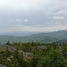 Ausblick von der Gipfelregion des Caribou Mountain über jede Menge Wald Richtung Süden