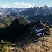 Blick von der Arête de Dorchaux zurück auf das erste Gratdrittel, darüber rechts das Massif de la Gummfluh, links die östlichen Préalpes fribourgeoises
